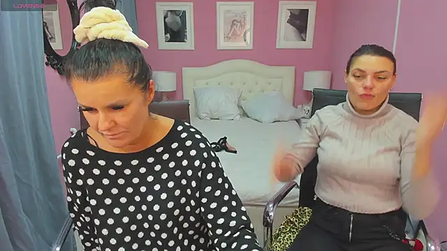 Snapshot of EricaAndPenelopa chatting on December 4, 8:40 pm EricaAndPenelopa online show from December 4, 8:40 pm