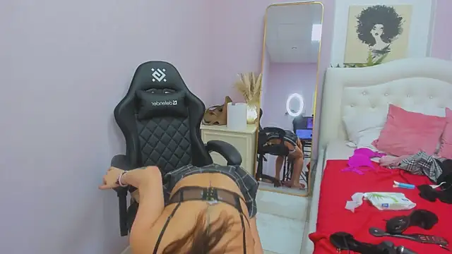 Snapshot of EricaAndPenelopa chatting on October 19, 3:07 am EricaAndPenelopa online show from October 19, 3:07 am