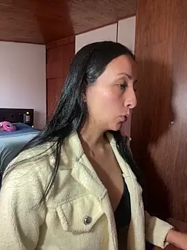 Snapshot of yaralyminjo2 chatting on February 21, 1:33 pm yaralyminjo2 online show from February 21, 1:33 pm