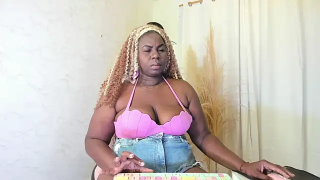 Snapshot of Leslie_browm chatting on February 19, 9:05 am Leslie browm online show from February 19, 9:05 am