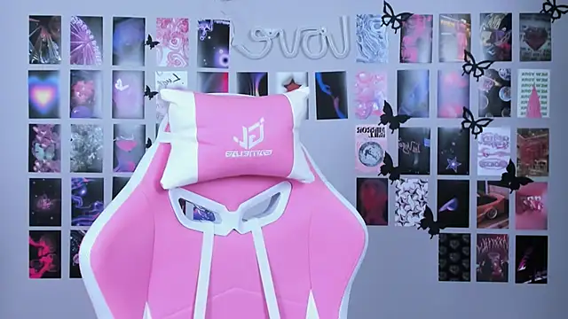 Snapshot of MiaMilas chatting on February 12, 4:54 am MiaMilas online show from February 12, 4:54 am