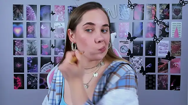 Snapshot of MiaMilas chatting on February 20, 8:17 am MiaMilas online show from February 20, 8:17 am