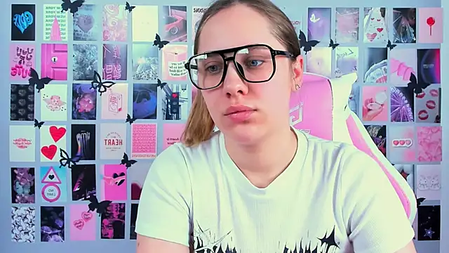 Snapshot of MiaMilas chatting on March 21, 6:27 am MiaMilas online show from March 21, 6:27 am