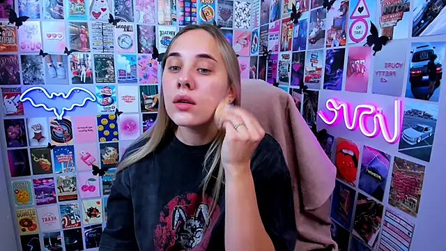 Snapshot of MiaMilas chatting on October 7, 4:09 am MiaMilas online show from October 7, 4:09 am