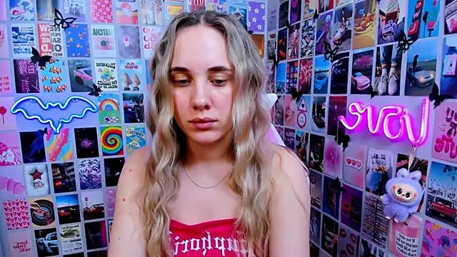 Snapshot of MiaMilas chatting on February 18, 2:46 pm MiaMilas online show from February 18, 2:46 pm