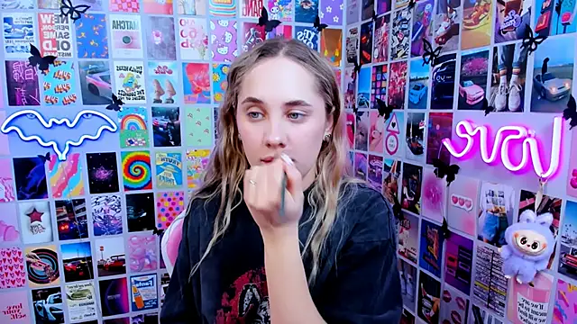 Snapshot of MiaMilas chatting on February 26, 1:54 pm MiaMilas online show from February 26, 1:54 pm