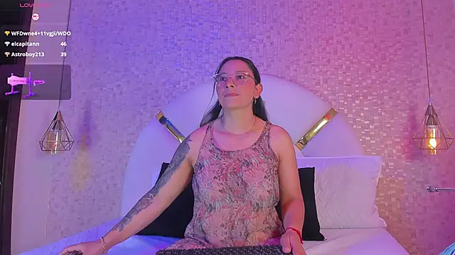 Snapshot of sophie_1 chatting on January 29, 3:12 am sophie 1 online show from January 29, 3:12 am