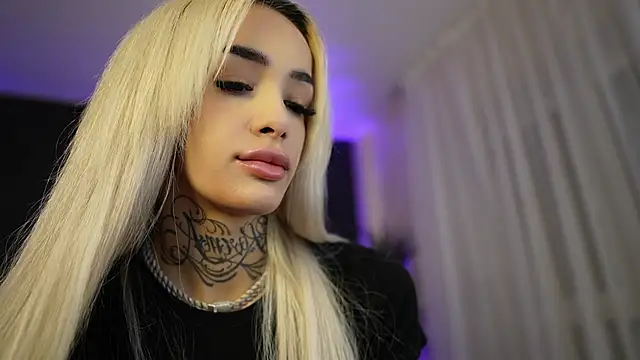 Snapshot of blondie_muller chatting on April 1, 7:55 pm blondie muller online show from April 1, 7:55 pm