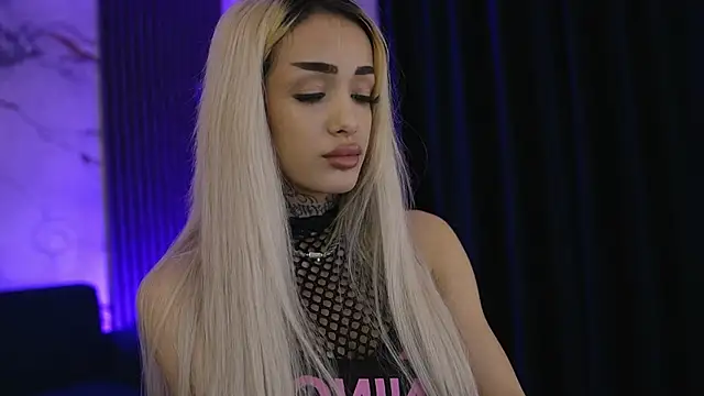 Snapshot of blondie_muller chatting on May 6, 7:52 pm blondie muller online show from May 6, 7:52 pm
