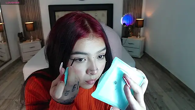 Snapshot of pettit_courtny chatting on January 9, 3:47 am pettit courtny online show from January 9, 3:47 am