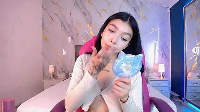 Snapshot of pettit_courtny chatting on March 5, 7:49 pm pettit courtny online show from March 5, 7:49 pm