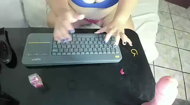 Snapshot of mila_cinnamon chatting on December 29, 4:19 pm mila cinnamon online show from December 29, 4:19 pm