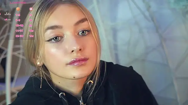 Snapshot of FlairCunard chatting on December 11, 12:02 am FlairCunard online show from December 11, 12:02 am