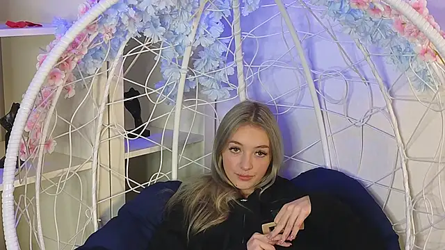 Snapshot of FlairCunard chatting on December 27, 9:00 pm FlairCunard online show from December 27, 9:00 pm