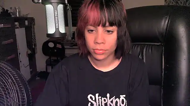 Snapshot of Liv_Alt chatting on May 2, 6:29 am Liv Alt online show from May 2, 6:29 am