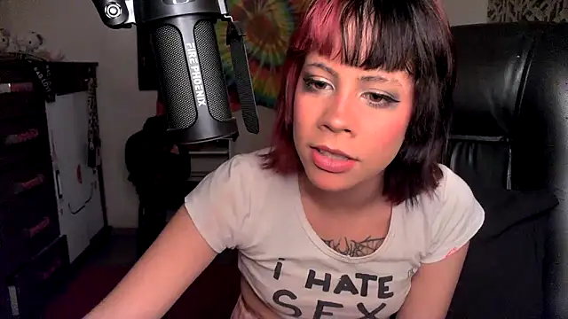 Snapshot of Liv_Alt chatting on May 7, 7:19 pm Liv Alt online show from May 7, 7:19 pm