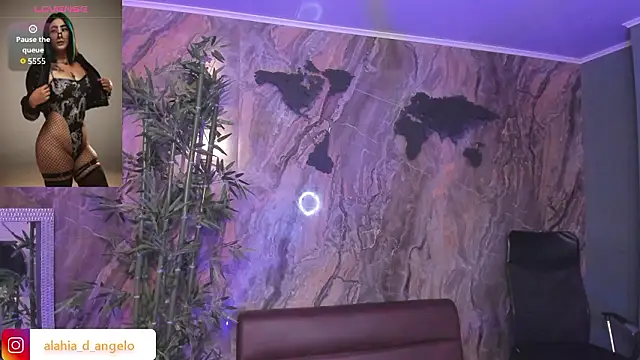 Snapshot of Alahia_Dangelo chatting on February 5, 5:39 pm Alahia Dangelo online show from February 5, 5:39 pm