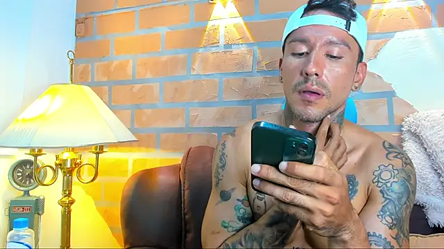 Snapshot of Dylanstonne chatting on March 1, 1:32 am Dylanstonne online show from March 1, 1:32 am