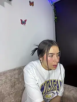 Snapshot of Im_Valen_Cute chatting on December 27, 1:32 am Im Valen Cute online show from December 27, 1:32 am