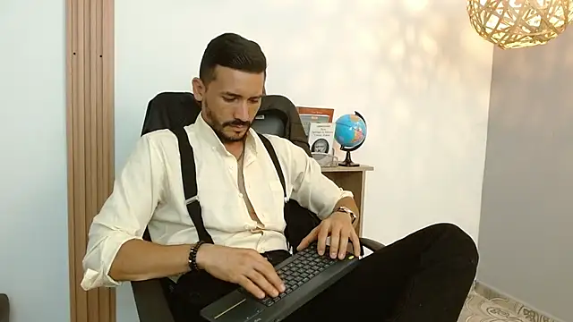 Snapshot of Reiko_85_ chatting on February 6, 9:17 pm Reiko 85 online show from February 6, 9:17 pm
