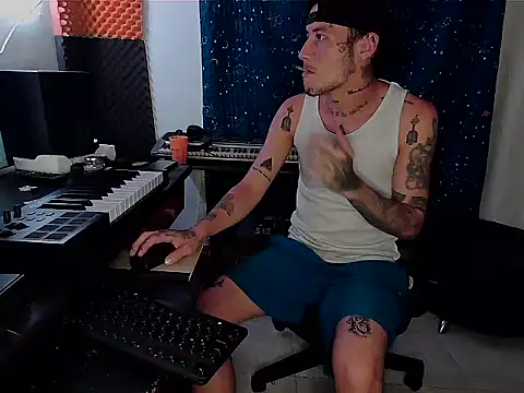 Snapshot of patrik_tattoo_ chatting on February 18, 4:04 am patrik tattoo online show from February 18, 4:04 am