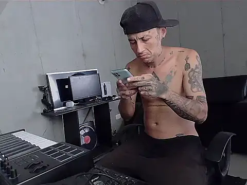 Snapshot of patrik_tattoo_ chatting on February 6, 5:16 pm patrik tattoo online show from February 6, 5:16 pm