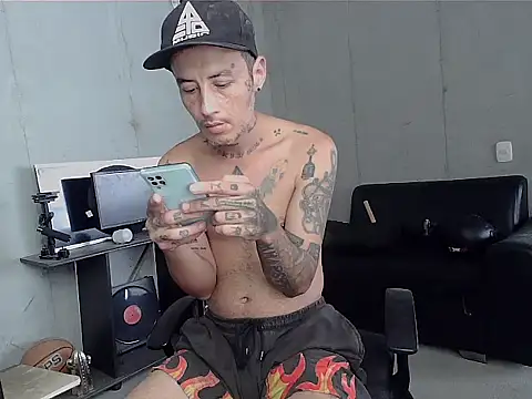 Snapshot of patrik_tattoo_ chatting on February 21, 4:30 pm patrik tattoo online show from February 21, 4:30 pm