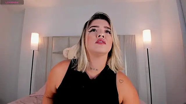 Snapshot of saraamiller_ chatting on May 11, 11:35 pm saraamiller online show from May 11, 11:35 pm