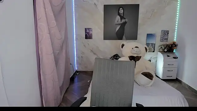 Snapshot of alinabozz1 chatting on April 11, 3:33 am alinabozz1 online show from April 11, 3:33 am