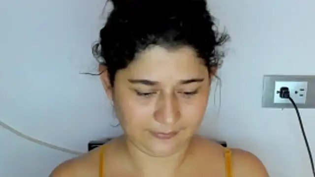 Snapshot of alinabozz1 chatting on May 3, 8:04 pm alinabozz1 online show from May 3, 8:04 pm