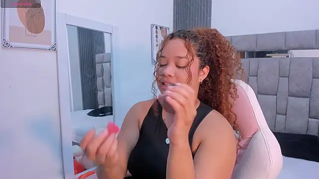 zulyjones online show from April 14, 12:44 pm