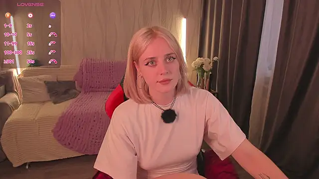 Snapshot of Emmi_Flowers chatting on August 2, 1:31 pm Emmi Flowers online show from August 2, 1:31 pm