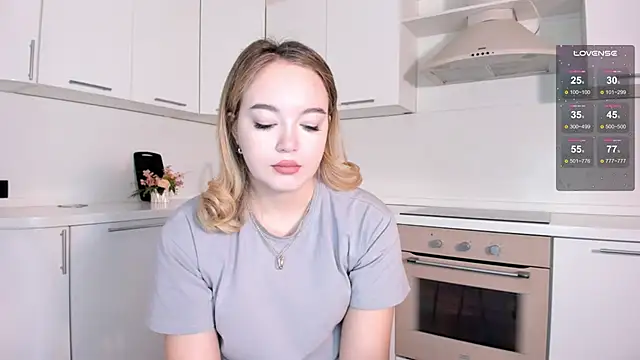 Snapshot of SheenaDollins chatting on December 4, 6:44 am SheenaDollins online show from December 4, 6:44 am