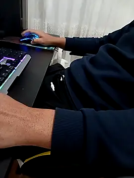 Snapshot of SertSikici022 chatting on December 1, 4:40 pm SertSikici022 online show from December 1, 4:40 pm