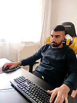 Snapshot of SertSikici022 chatting on December 4, 8:12 am SertSikici022 online show from December 4, 8:12 am