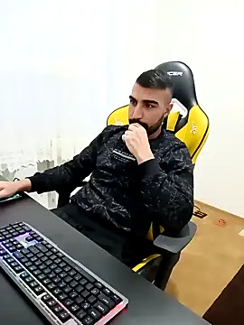 Snapshot of SertSikici022 chatting on December 4, 1:53 pm SertSikici022 online show from December 4, 1:53 pm