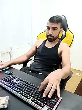 Snapshot of SertSikici022 chatting on December 15, 3:20 pm SertSikici022 online show from December 15, 3:20 pm