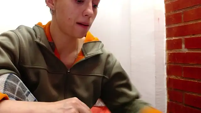 holy juli online show from April 12, 5:34 am