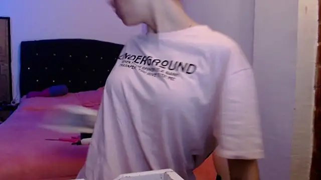 Snapshot of holy_juli chatting on April 20, 4:04 am holy juli online show from April 20, 4:04 am