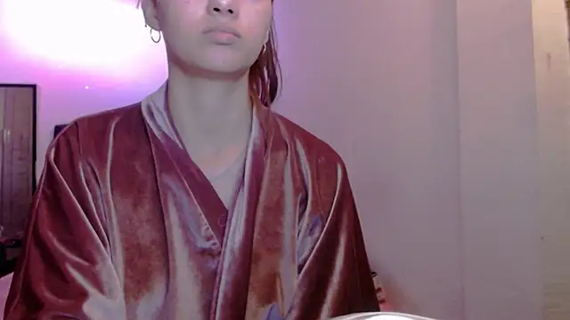 Snapshot of holy_juli chatting on April 23, 3:52 am holy juli online show from April 23, 3:52 am