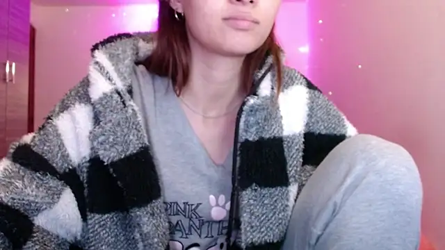 Snapshot of holy_juli chatting on May 3, 2:39 am holy juli online show from May 3, 2:39 am