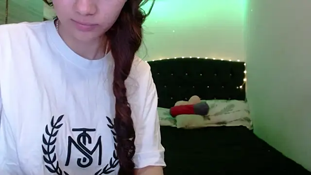 Snapshot of holy_juli chatting on May 25, 4:07 am holy juli online show from May 25, 4:07 am