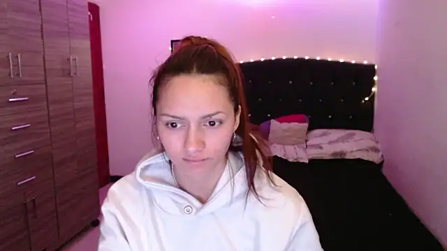 Snapshot of holy_juli chatting on June 1, 3:52 am holy juli online show from June 1, 3:52 am