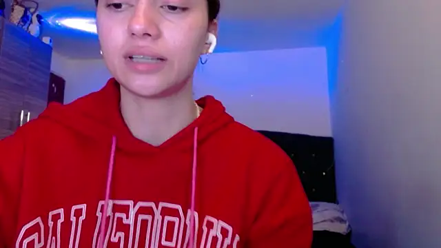 Snapshot of holy_juli chatting on June 2, 4:36 am holy juli online show from June 2, 4:36 am