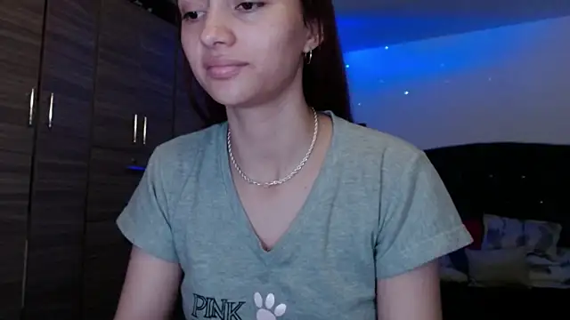 Snapshot of holy_juli chatting on June 8, 3:29 am holy juli online show from June 8, 3:29 am
