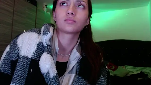 Snapshot of holy_juli chatting on June 10, 3:39 am holy juli online show from June 10, 3:39 am