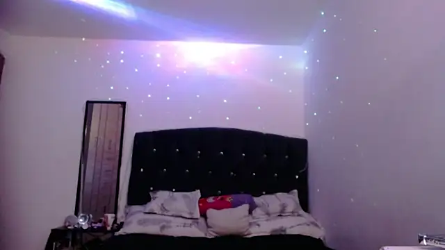 Snapshot of holy_juli chatting on June 16, 2:47 am holy juli online show from June 16, 2:47 am