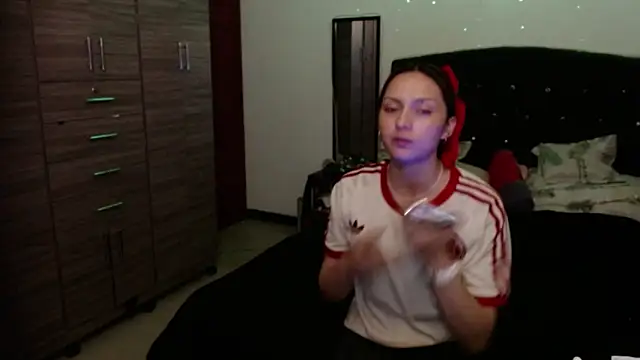 Snapshot of holy_juli chatting on June 18, 4:24 am holy juli online show from June 18, 4:24 am