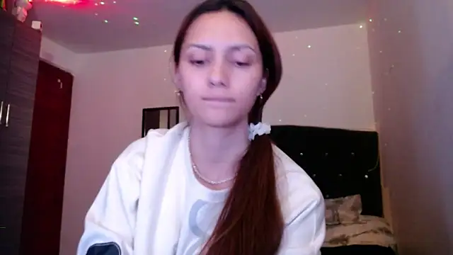 Snapshot of holy_juli chatting on June 20, 3:31 am holy juli online show from June 20, 3:31 am