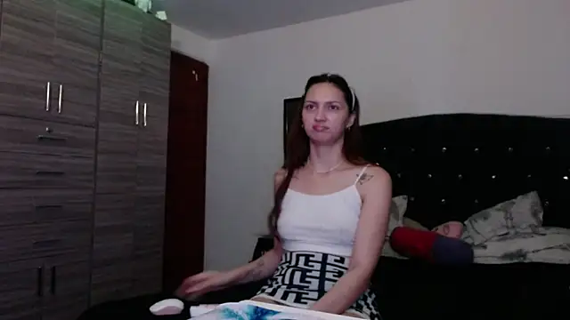 Snapshot of holy_juli chatting on June 25, 5:12 am holy juli online show from June 25, 5:12 am